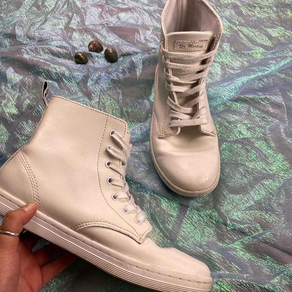 ✨Súper unique all white Dr. Marten Layton ready for a white witch in need!✨